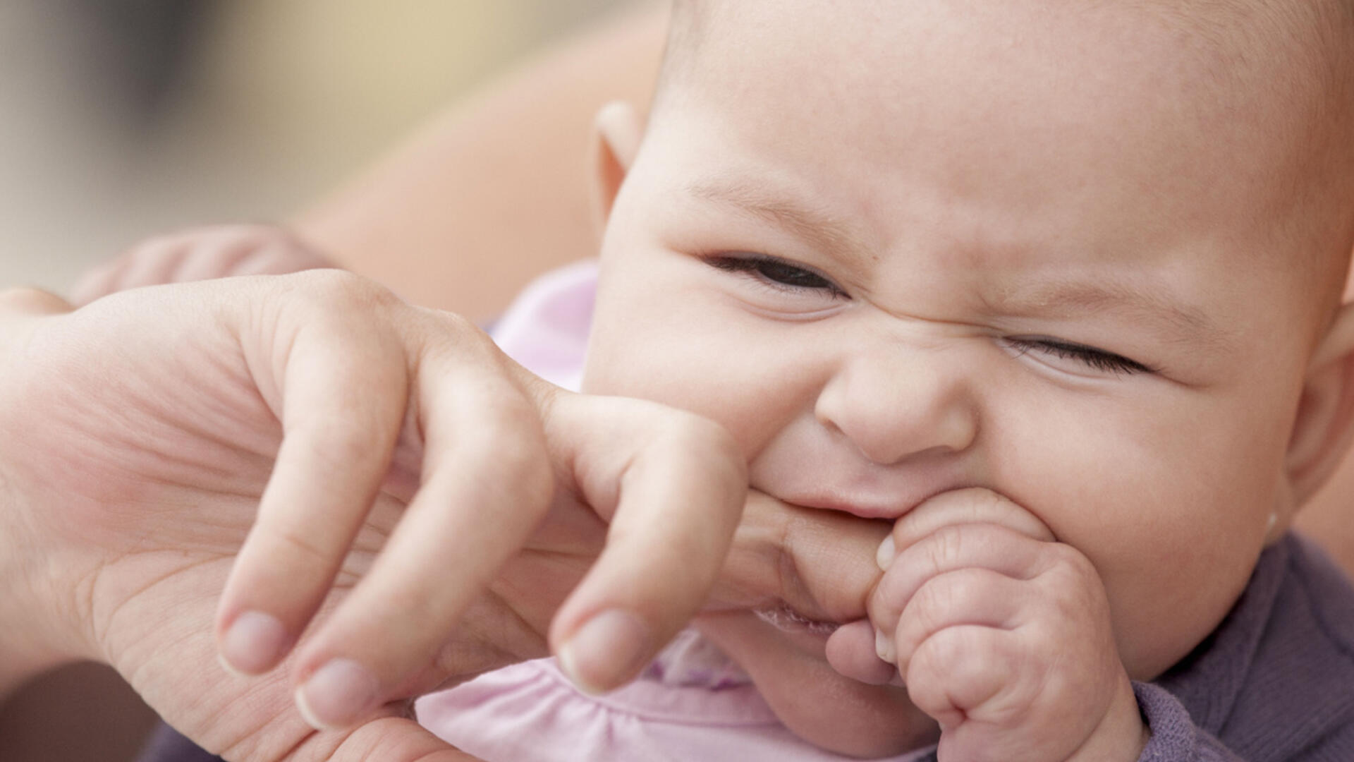 Wenn Babys zahnen, ist das meistens schmerzhaft. Welche Hausmittel können dann helfen? Wenn Babys zahnen, ist das meistens schmerzhaft. Welche Hausmittel können dann helfen?