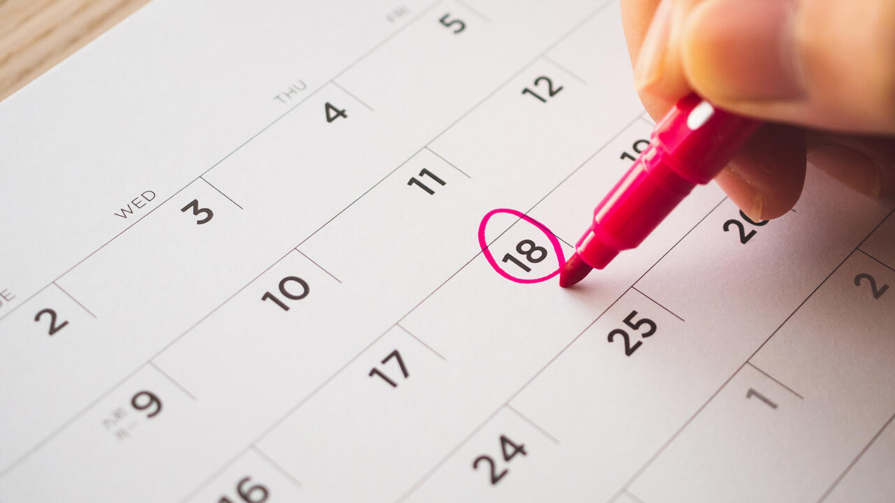 Wenn Frauen ihre Periode haben, können sie zwischen unterschiedlichen Hygieneartikeln auswählen. Wir haben Menstruationstassen getestet.  Wenn Frauen ihre Periode haben, können sie zwischen unterschiedlichen Hygieneartikeln auswählen. Wir haben Menstruationstassen getestet.