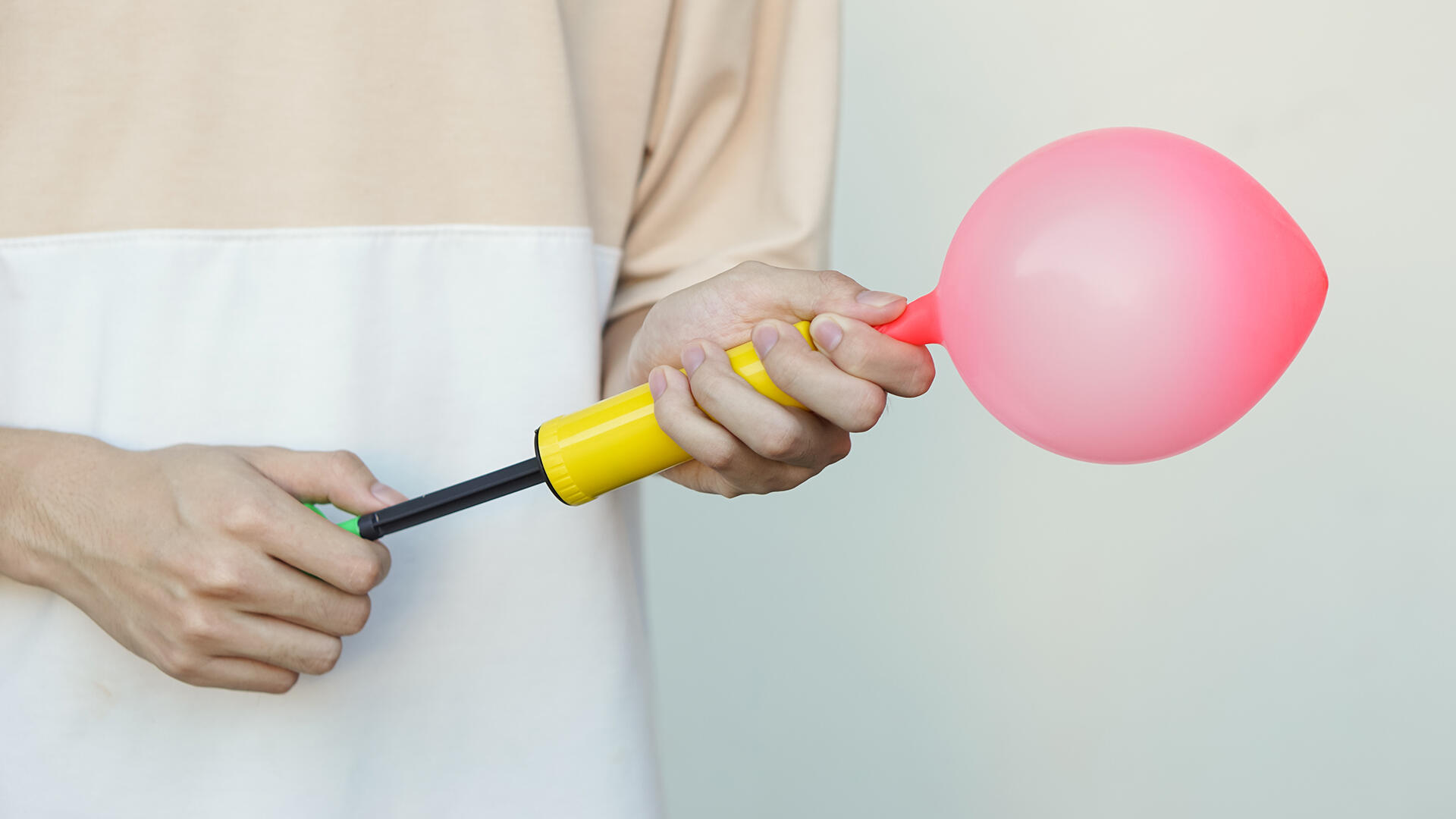 Wer Nitrosamine vermeiden will, sollte Luftballons besser nur mit einer Luftpumpe aufblasen. Wer Nitrosamine vermeiden will, sollte Luftballons besser nur mit einer Luftpumpe aufblasen.