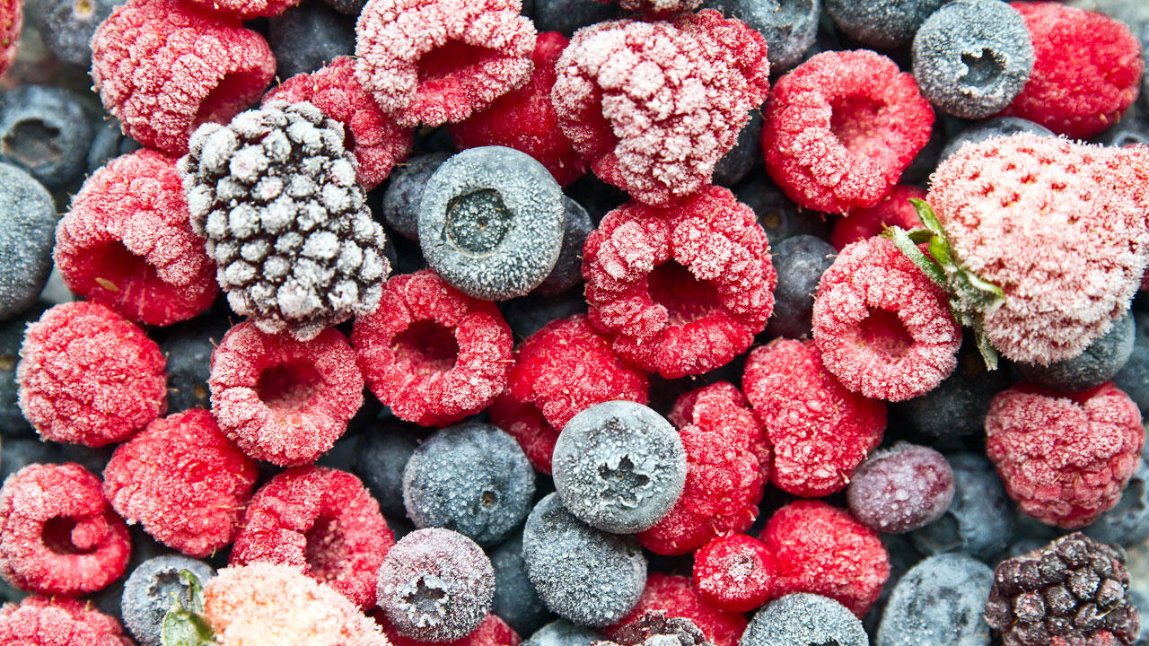 Gefrorene Beeren werden nach dem Auftauen matschig, können aber im Joghurt oder Smoothie verarbeitet werden.