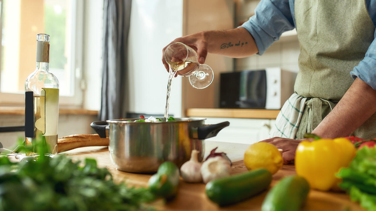 Vorsicht beim Kochen mit Alkohol – nur ein geringer Teil "verkocht".