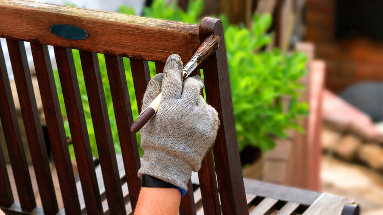 Gartenmöbel aus Holz lasieren: Was man über Holzlasuren wissen sollte