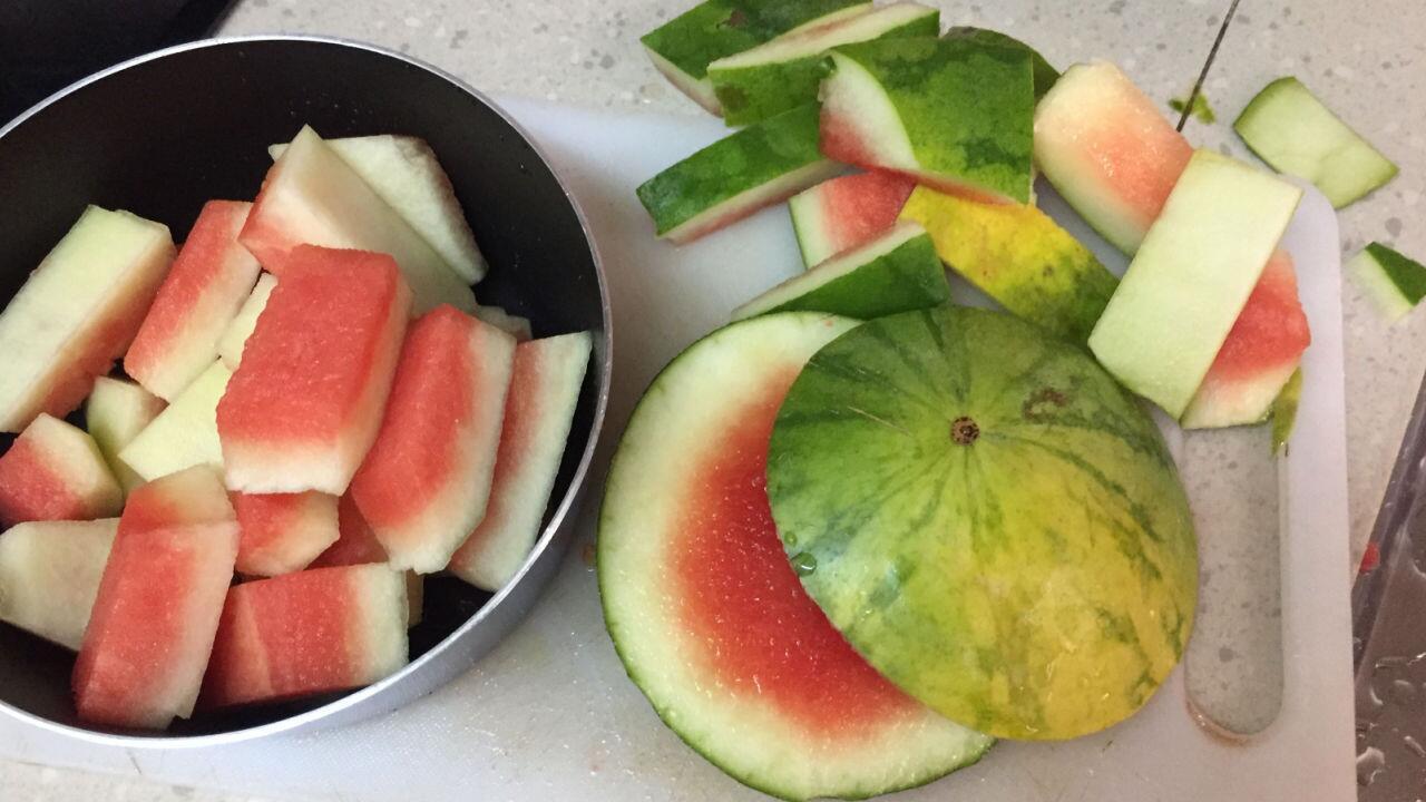 Wassermelonenschalen nicht wegwerfen, sondern verwerten