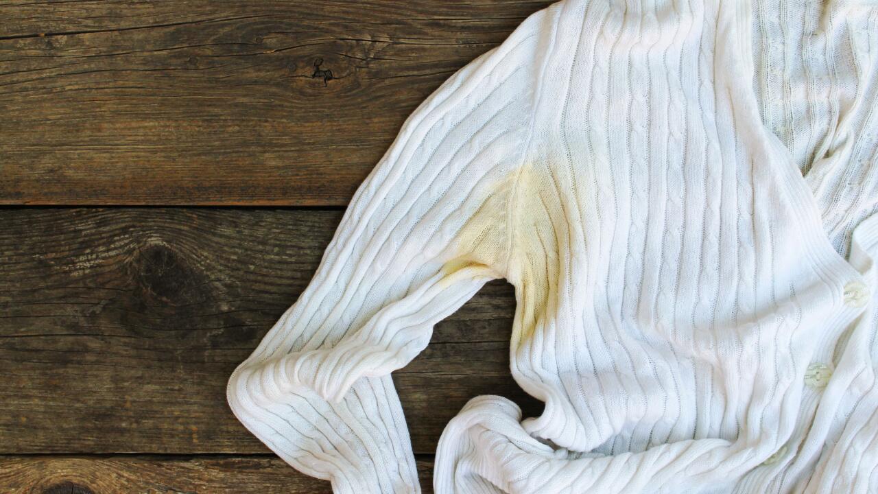 Gelbe Flecken auf weißer Wäsche: So entfernen Sie die Verfärbungen