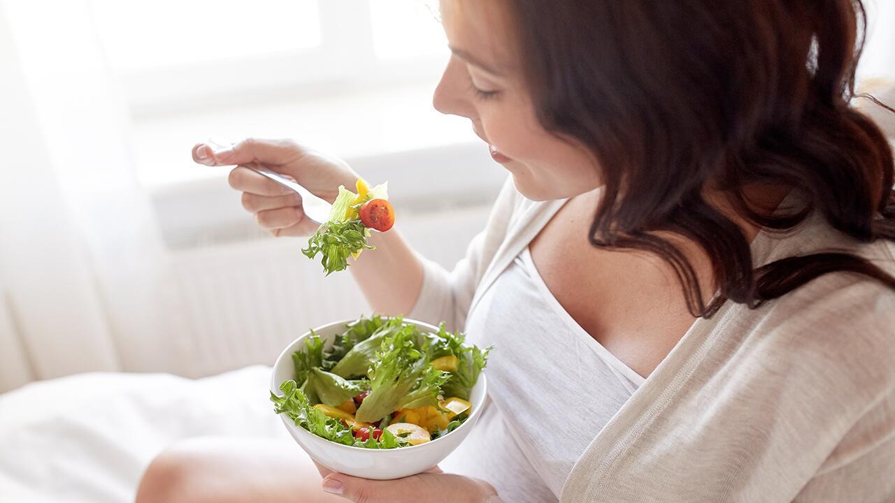 Gesunde Ernährung in der Schwangerschaft: Was der Körper jetzt braucht