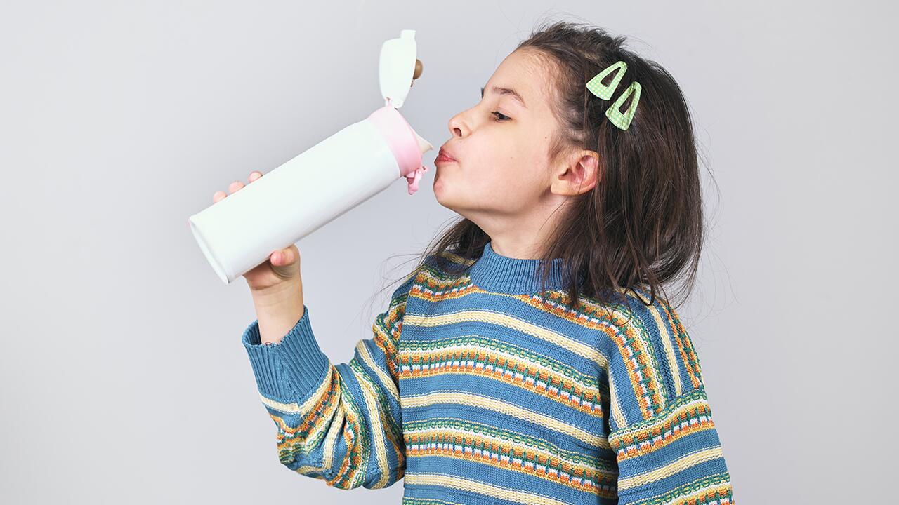 Trinkflaschen für Kinder im Test: Wie schlagen sich Mepal, Sigg & Co.?