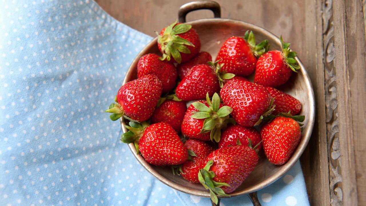 Erdbeeren richtig waschen: Worauf man bei den empfindlichen Früchten achten sollte