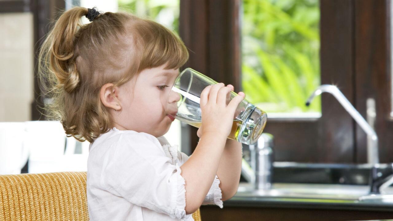 Trinkmenge für Babys und Kinder: So viel sollten die Kleinen täglich trinken