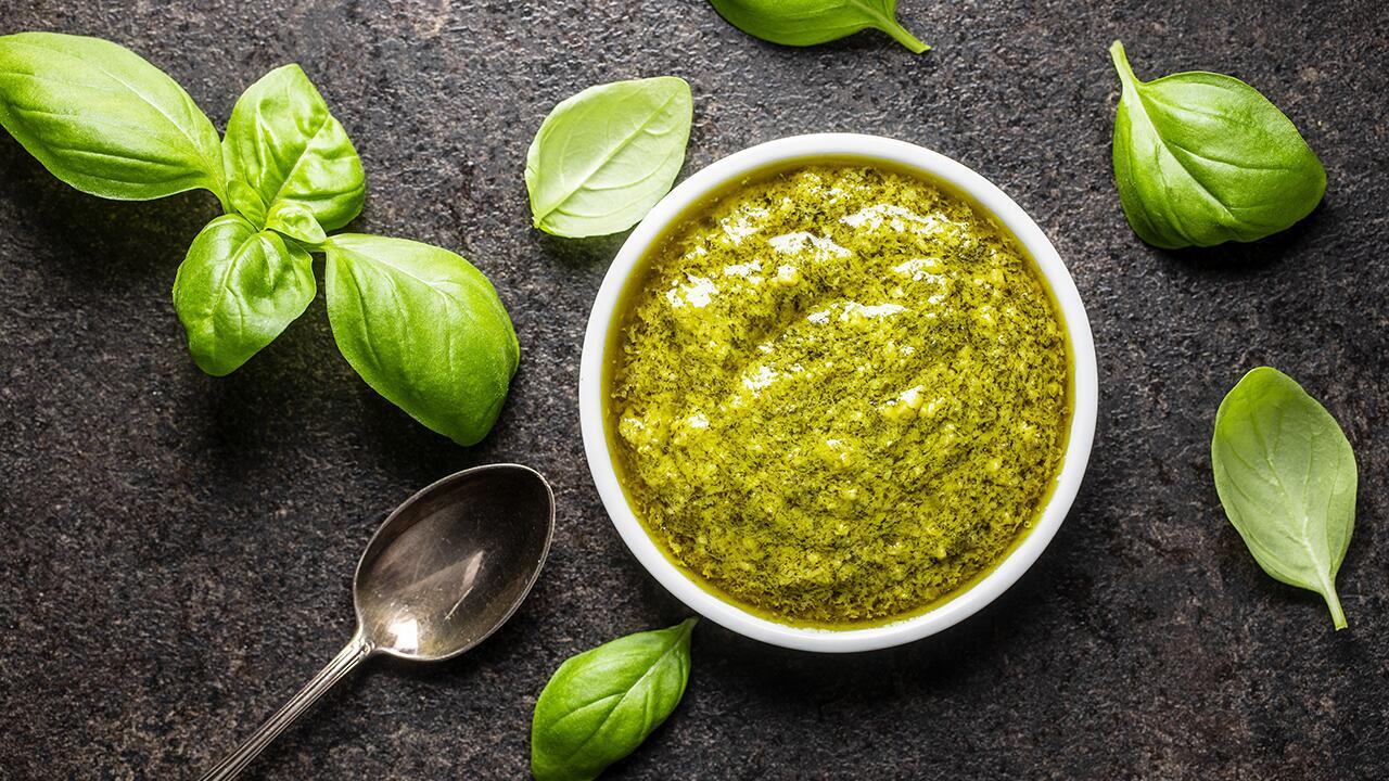 Pesto selber machen: Blitz-Rezept für Basilikum-Pesto