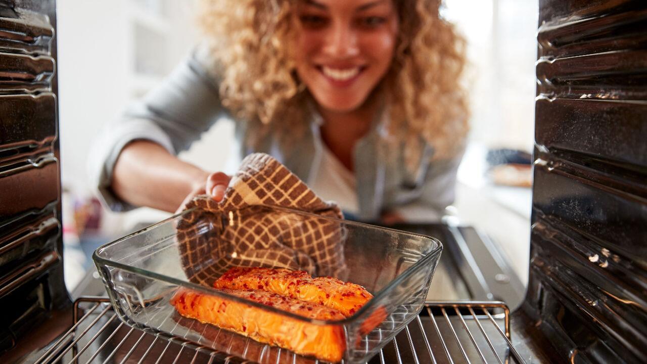 Energie sparen beim Backofen: 10 Tipps für günstiges Backen und Garen