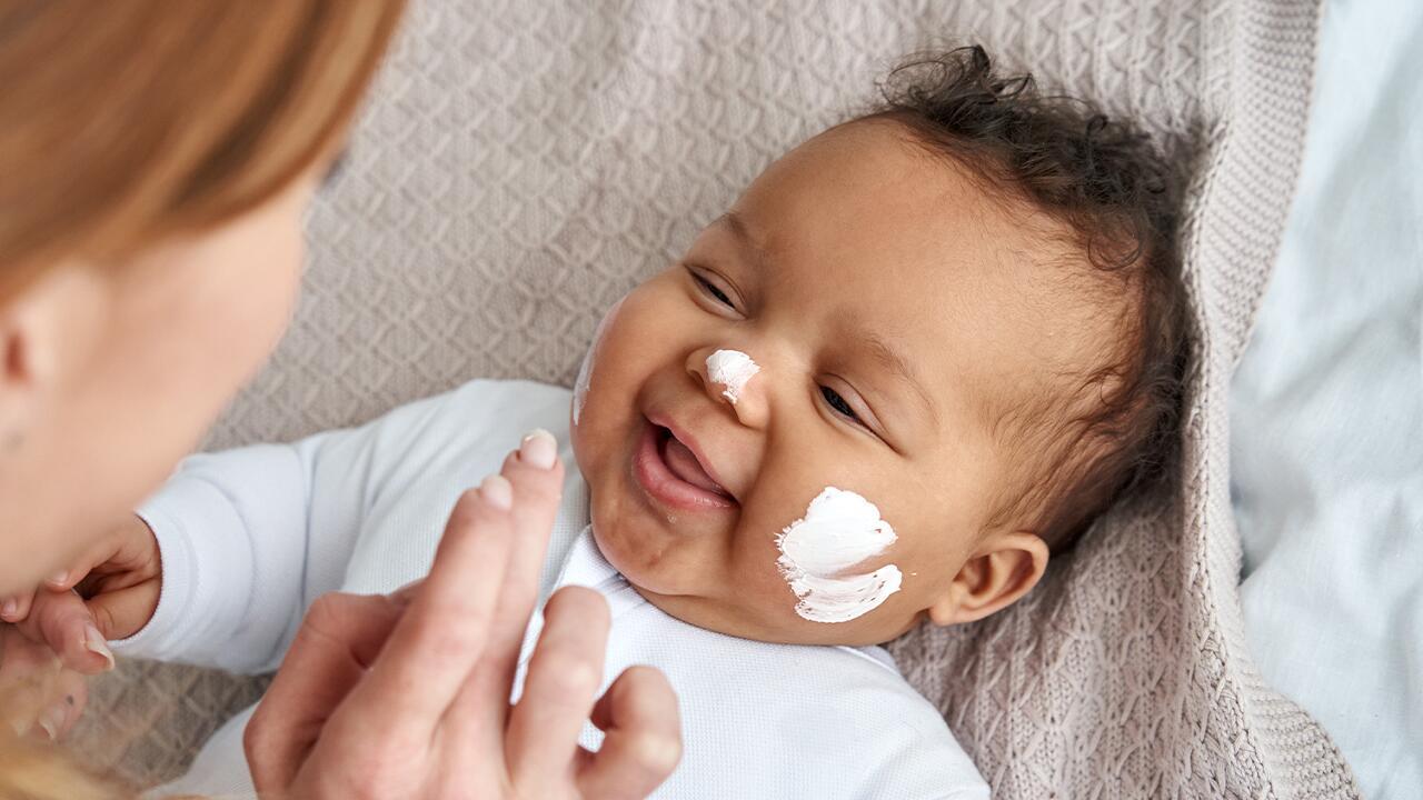 Babycreme im Test: Labor stößt auf bedenkliches Mineralöl