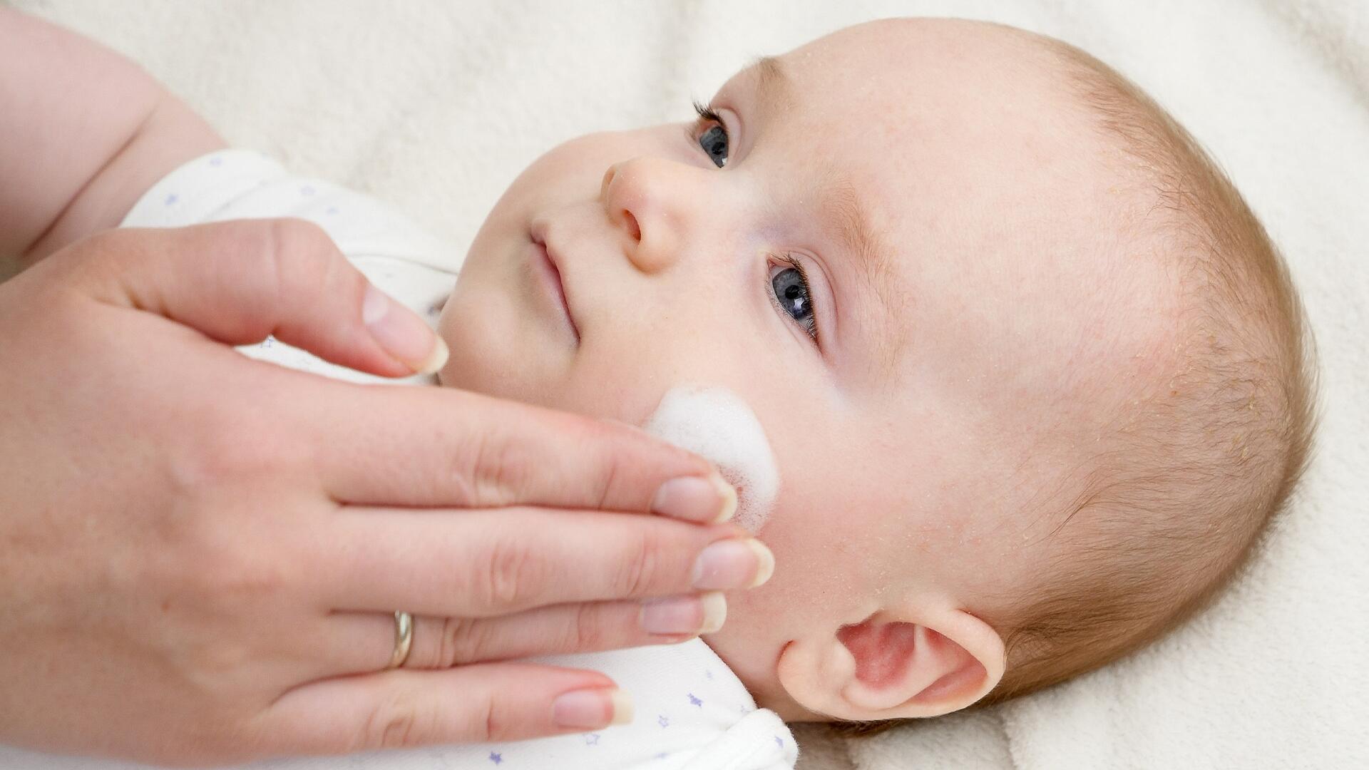 Babycreme im Test: Labor findet bedenkliches Mineralöl