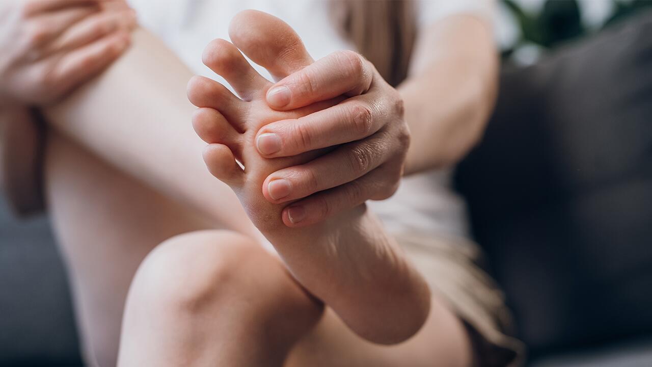 Heiße oder geschwollene Füße am Abend? 5 kühlende Fußgele mit Bestnote Heiße oder geschwollene Füße am Abend? 5 kühlende Fußgele mit Bestnote